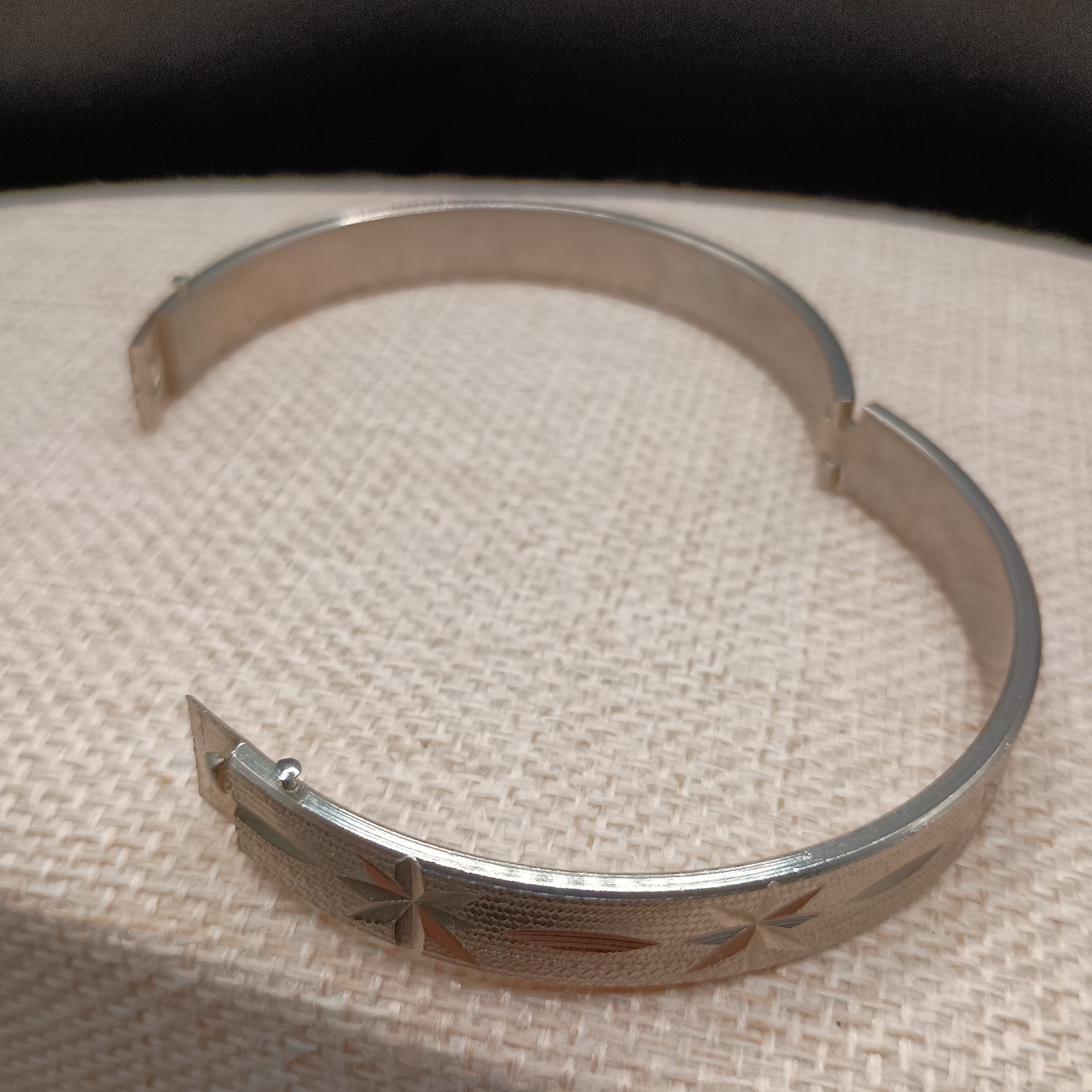 Vintage Silver Tone Hinged Bangle Bracelet 7″ Etched Stars Celestial Push Lock