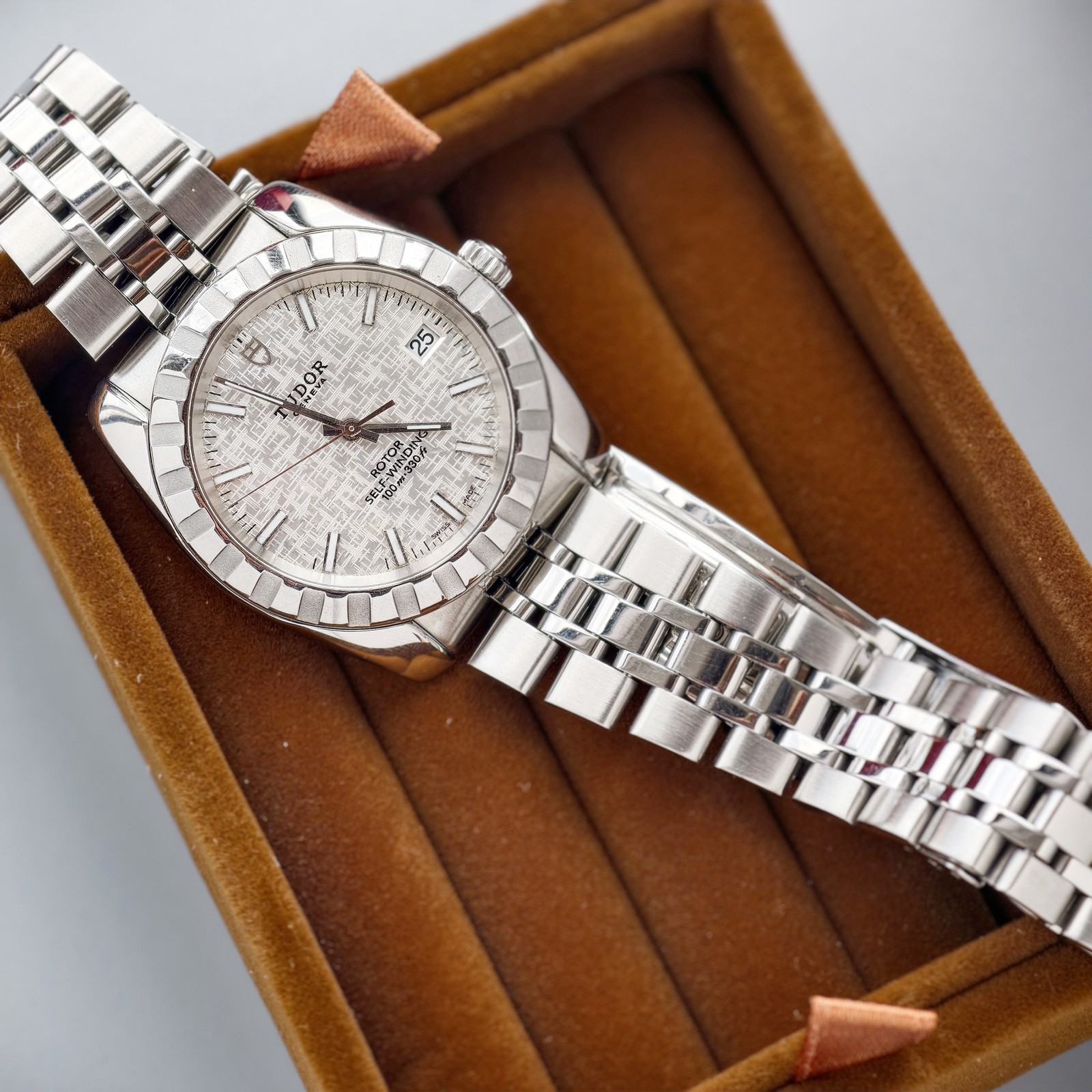 Tudor Sliver Linen Dial Classic M21010-0014 Men’s Watch Automatic 38mm Date