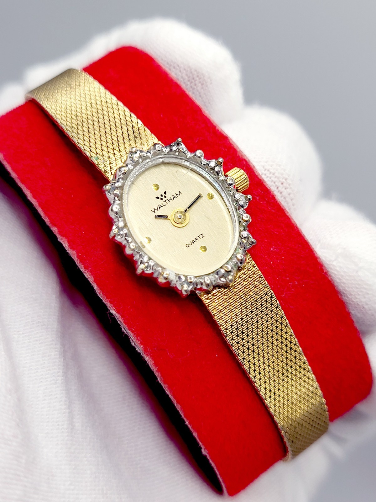 Waltham Ladies Watch Quartz 1990 Vintage Gold Tone Diamond Bezel Mesh Band RUNS