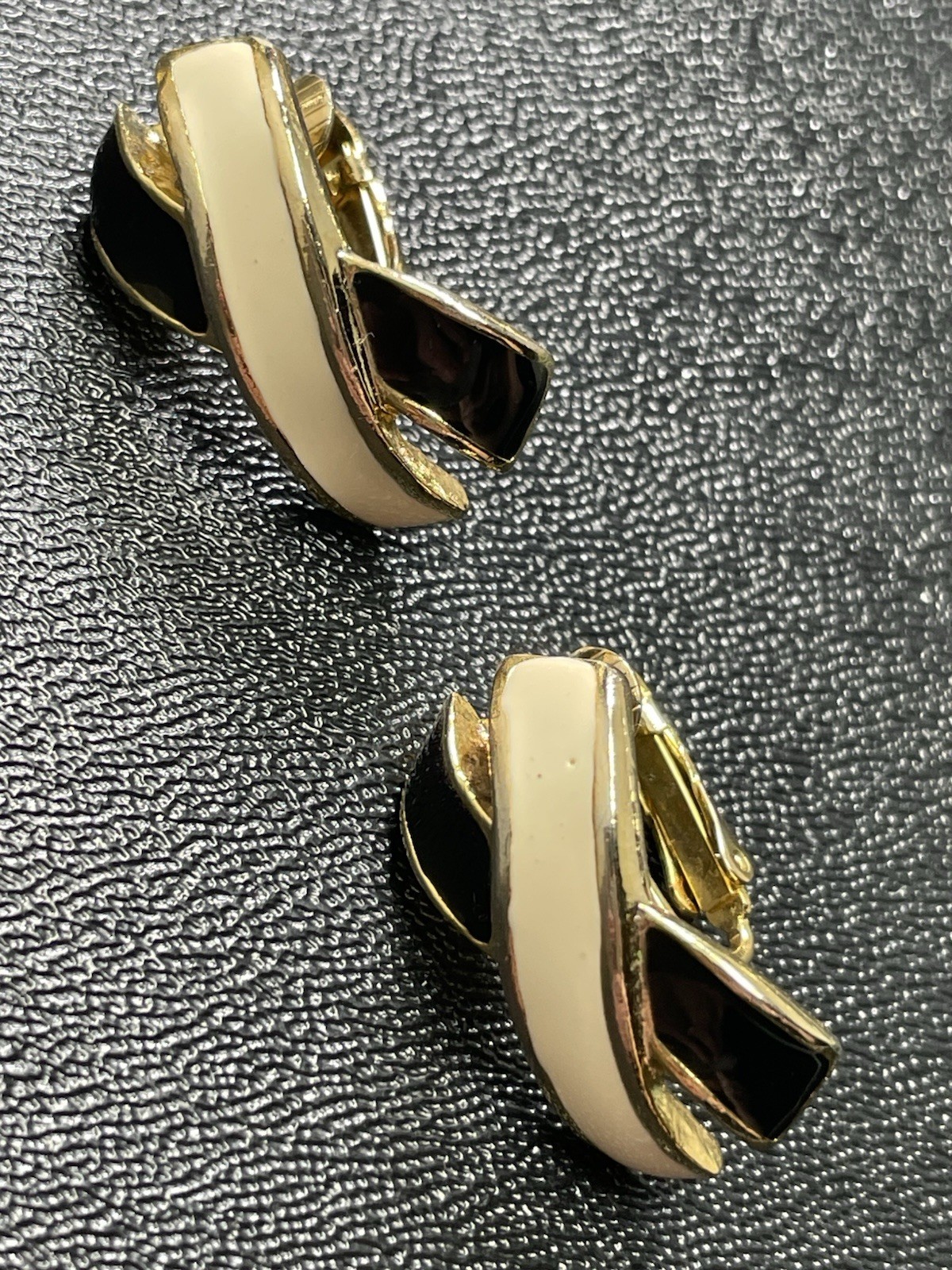 Vintage 1” Curled Black & Cream Color Enameled Gold Tone Metal Clip Earrings