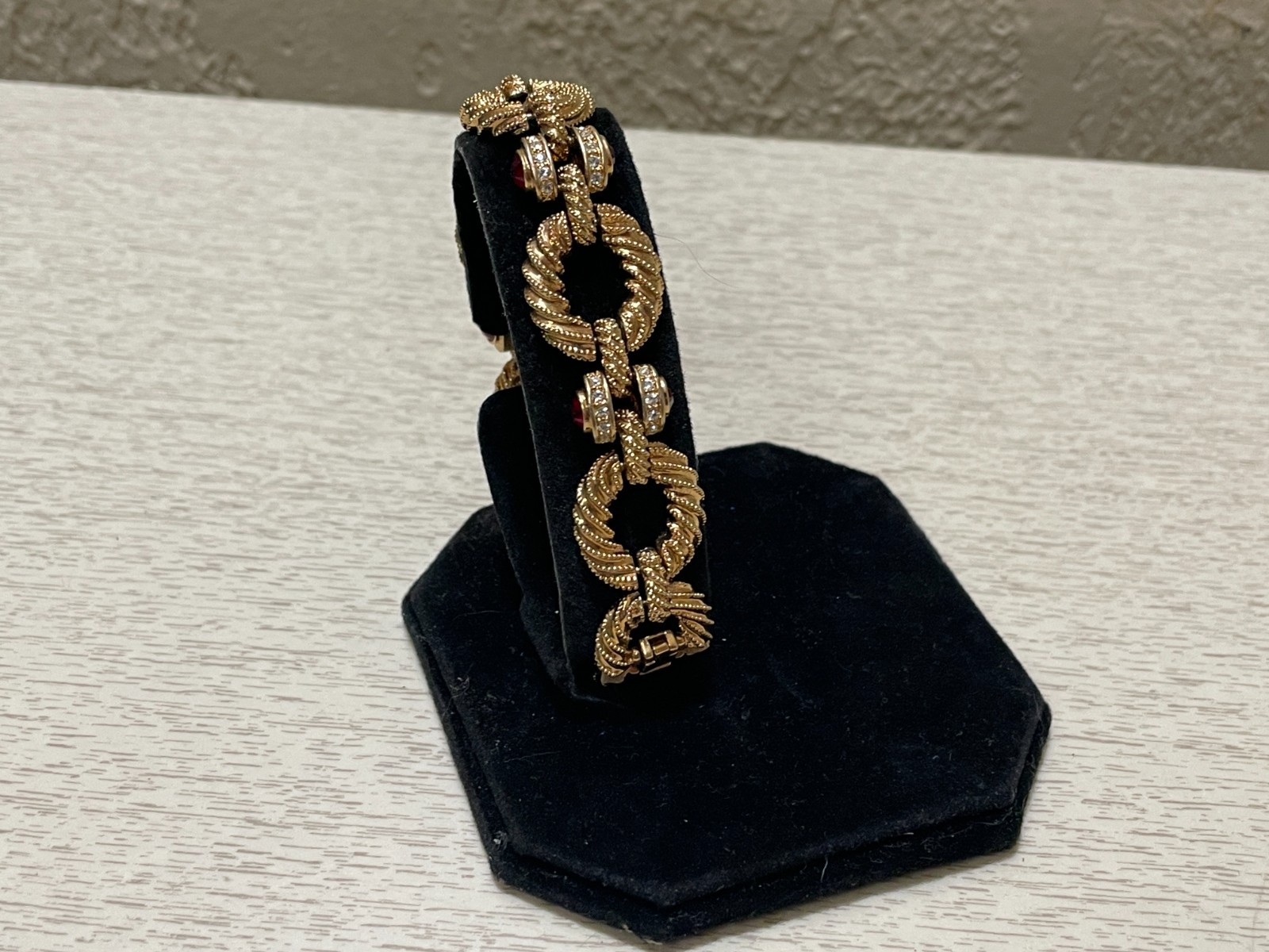 JACKIE KENNEDY HEAVILY TEXTURED RINGS WITH CLEAR AND RED RONDEL ENDCAPS BRACELET