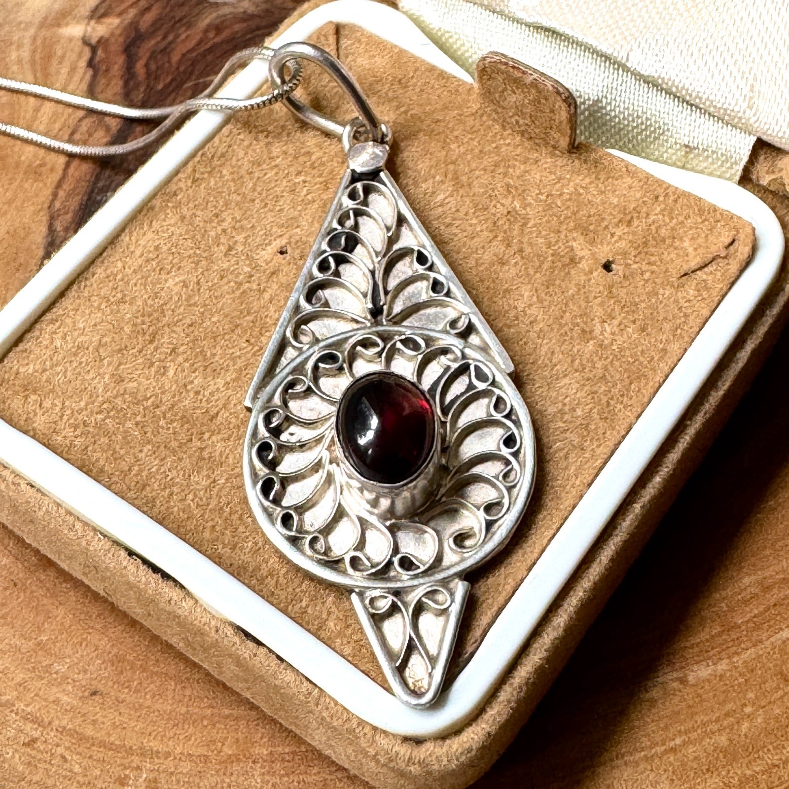Vintage Sterling Silver 925 Filigree Scrollwork Pendant Necklace 46cm Garnet