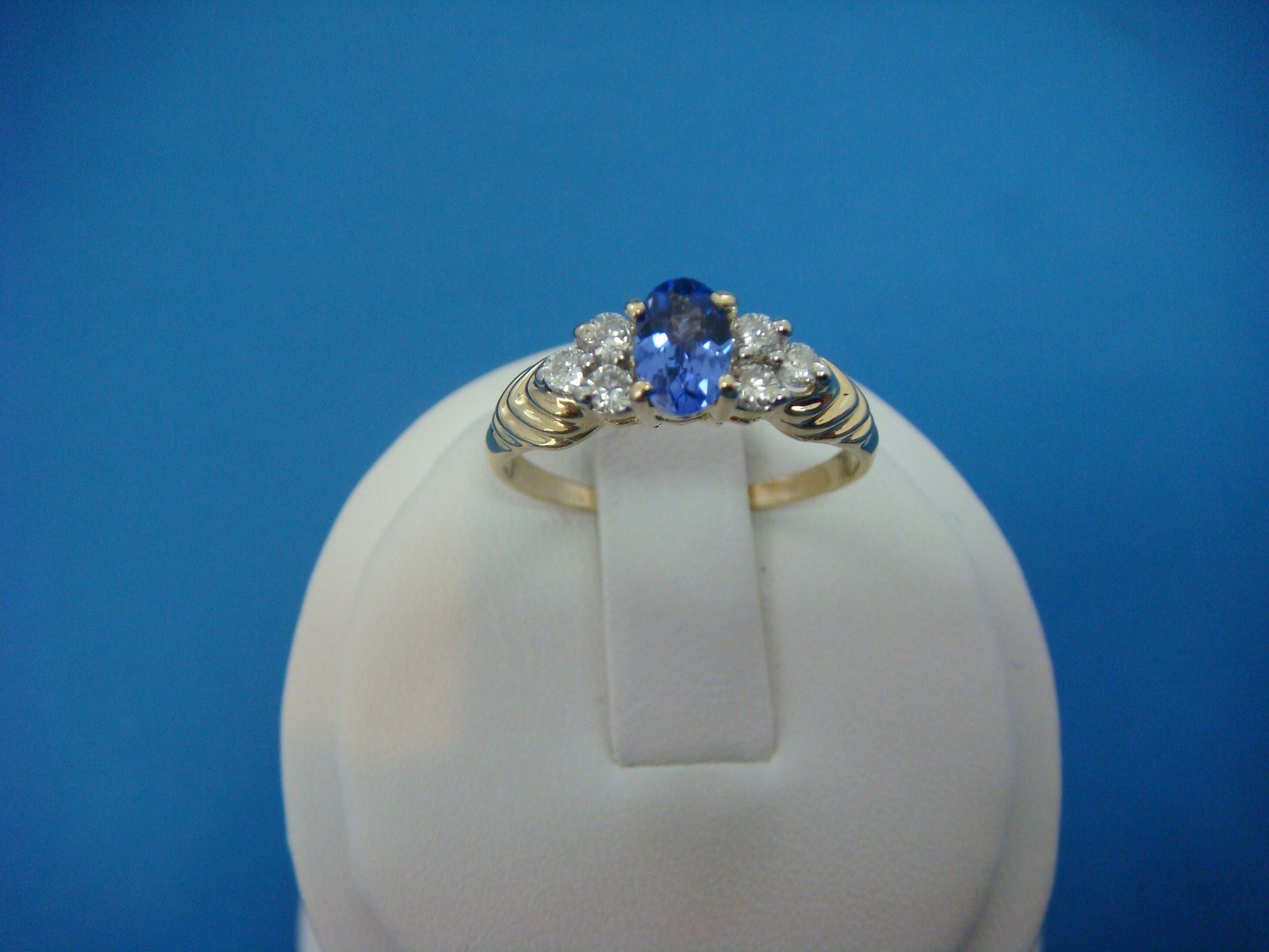 TANZANITE & DIAMONDS LADIES 14K YELLOW GOLD BEAUTIFUL RING, 2.4 GRAMS, SIZE 7