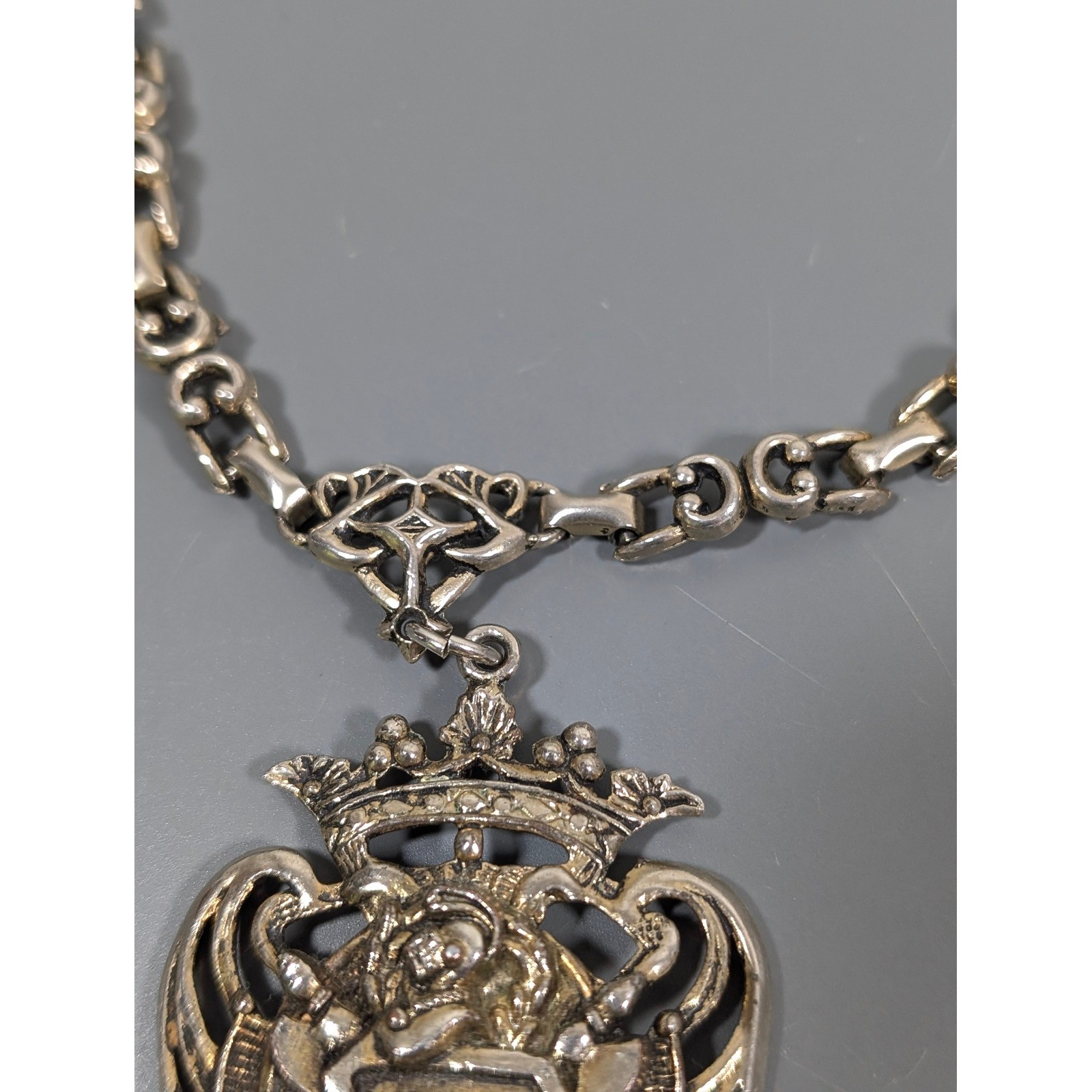 Vintage Heraldic Crest Pendant Necklace Antiqued Gold Tone Coat of Arms 18.5″