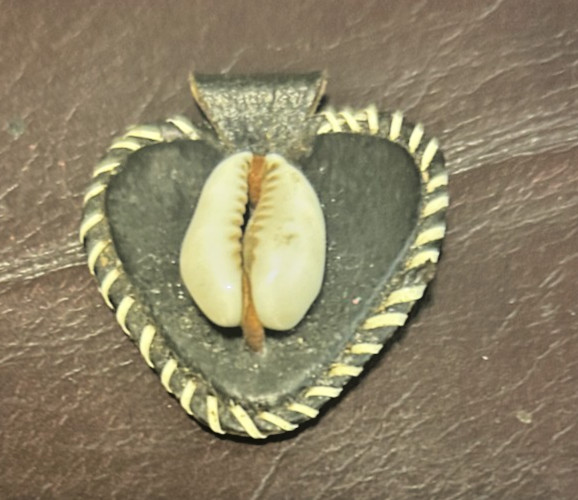 HEART SEA SHELL NECKLACE VERY SMALL HAND MADE BLK/WHITE