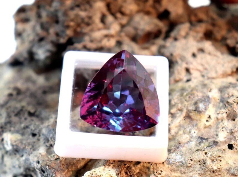 Alexandrite Jewelry Making Multicolor Color Changing Trillion Cut Gem 8.38 Ct