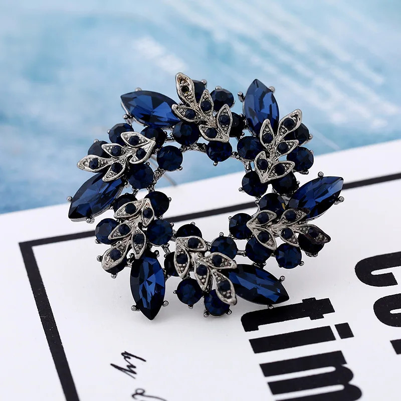 Rhinestone Brooch Wreath Floral Hollow Inlay Lapel Pin Clothing Jewelry