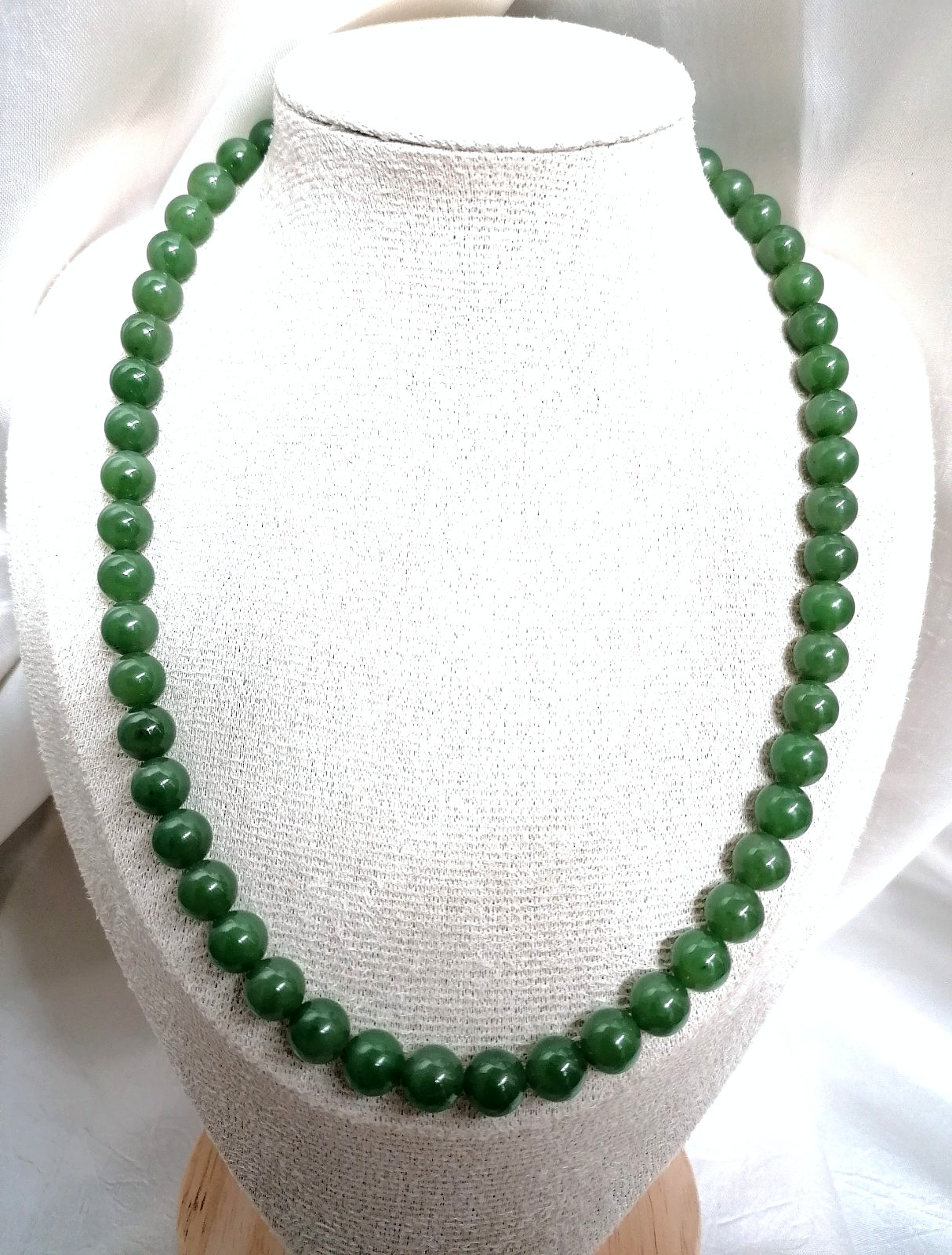 PRECIOUS NATURAL GREEN JADE REGULAR NECKLACE, CHINA CIRCA 1970.