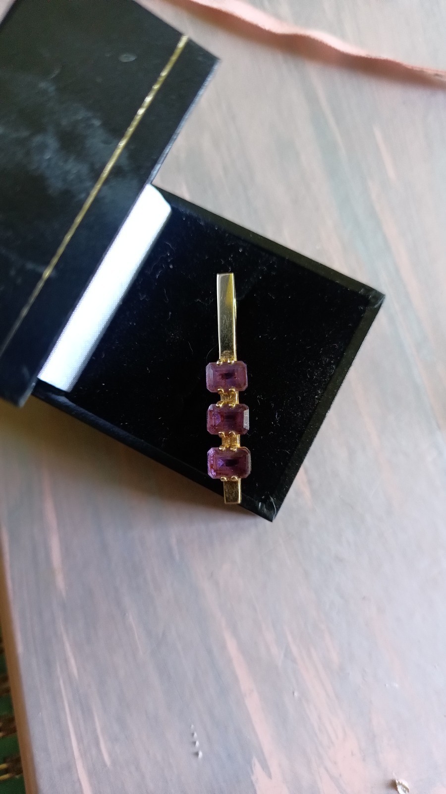 14 kt Gold and amethyst bar pendant 2.4 grams