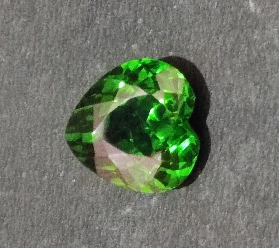 25.20Ct Certified Exquisite Ceylon Green Sapphire Heart Shape Loose Gemstone