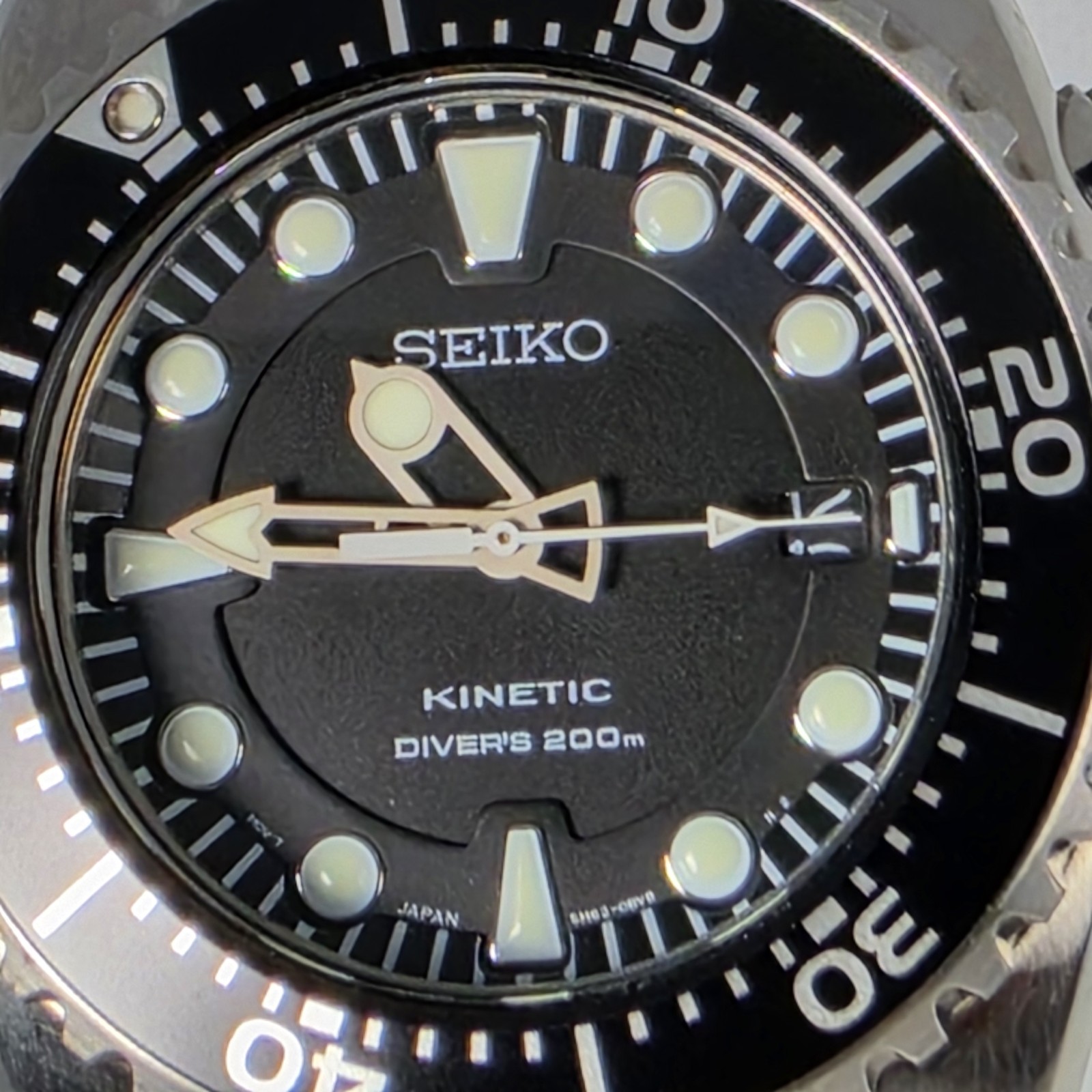 SEIKO KINETIC DIVERS MEN’S STAINLESS STEEL STEEL WATER RESISTAN 200M BLACK DIAL