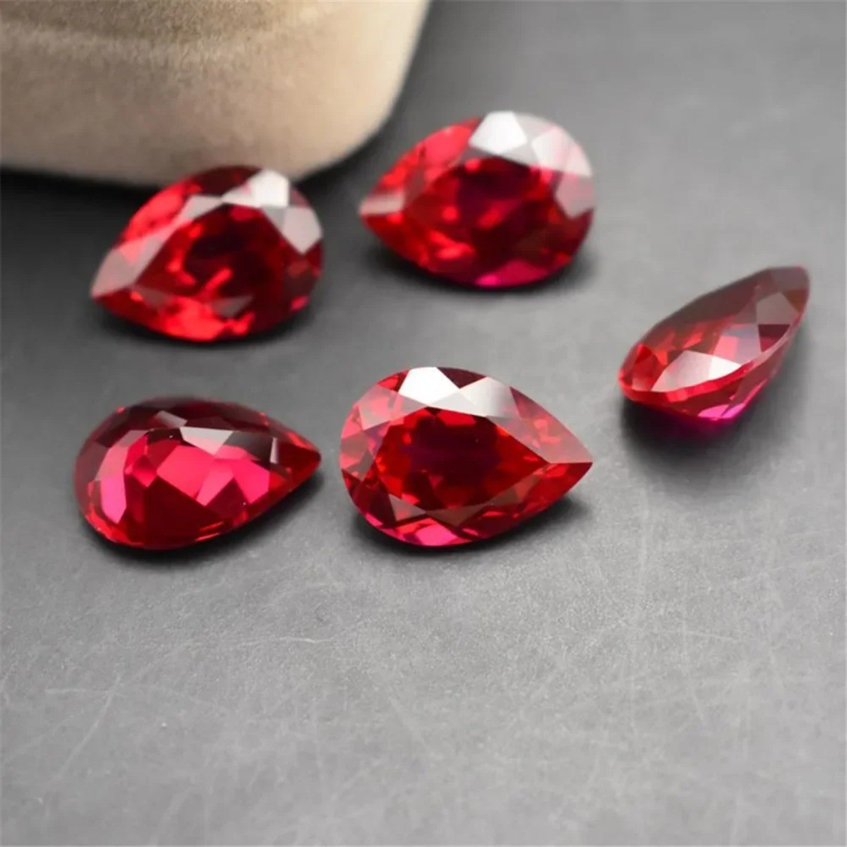 Blood-red Pear Shaped Faceted Ruby Teardrop Cut Ruby Gem Mohs Hardness 9