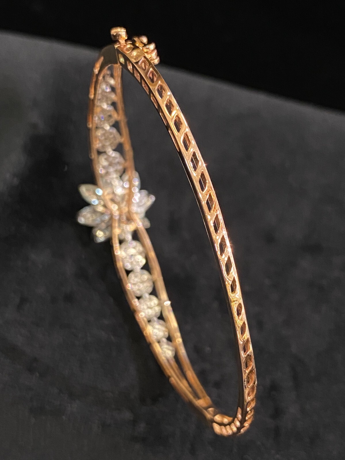 Stunning 1.90 Cts Round Baguette Cut Diamonds Hinged Bangle Bracelet In 14K Gold