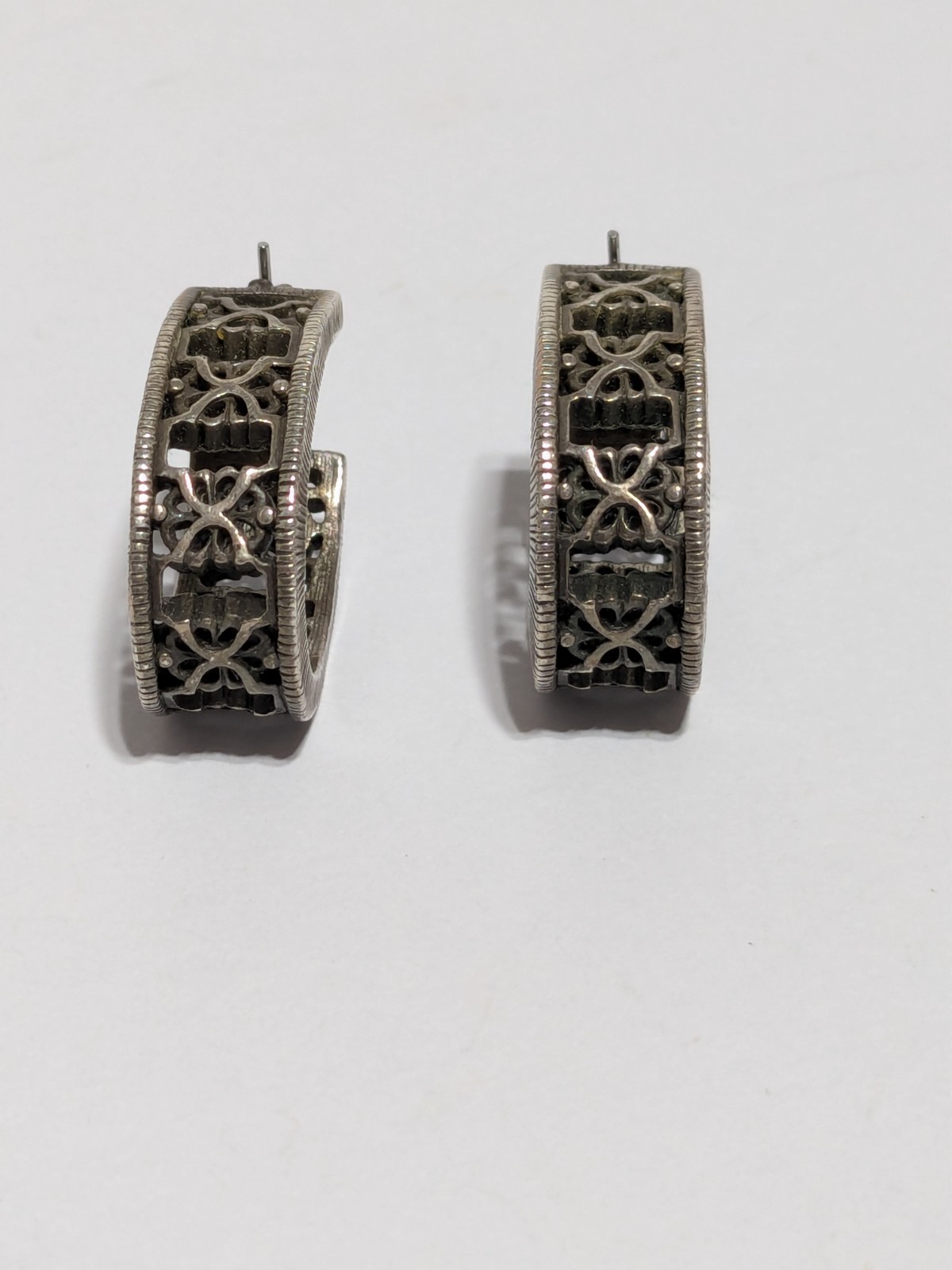 Silver Tone Oval Hoop Filigree Style Earrings 1″. Push Lock Closure. Textured.