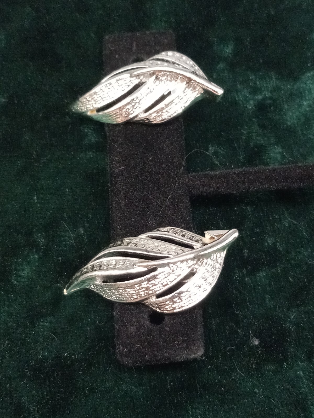Detailed open work design silver tone Leaf Brooch & Clip-on Earring Set
