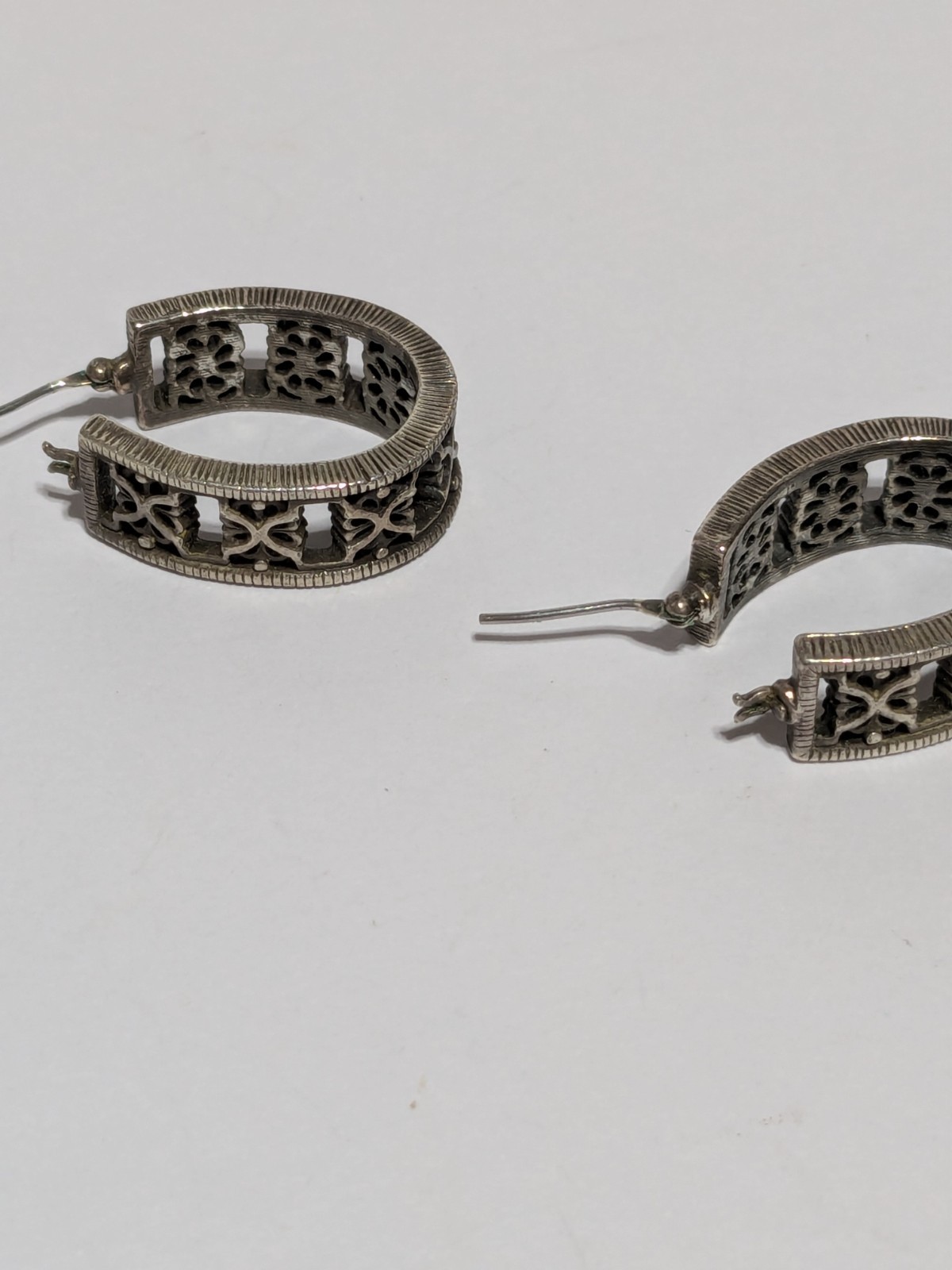 Silver Tone Oval Hoop Filigree Style Earrings 1″. Push Lock Closure. Textured.