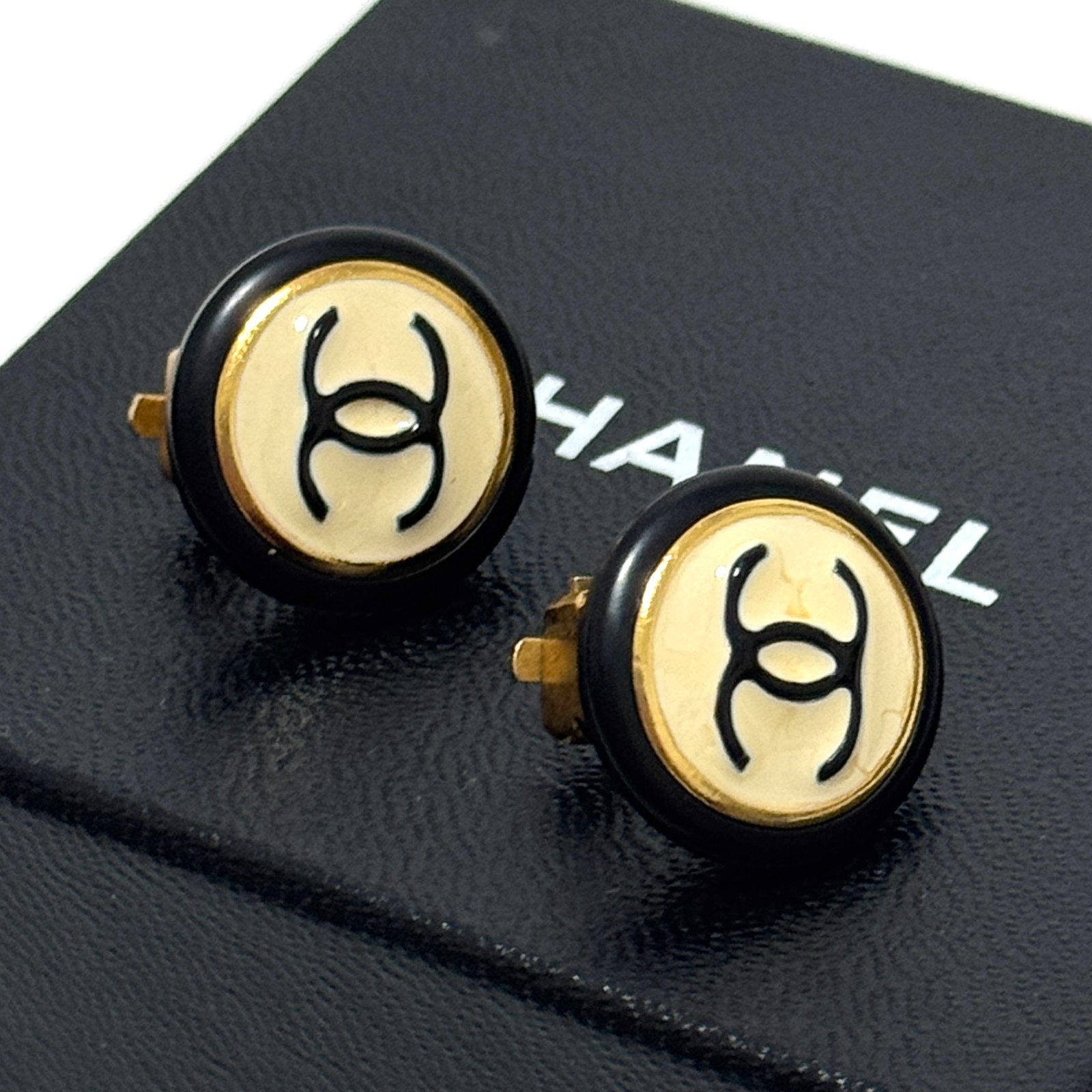 CHANEL 97A Round Earrings Coco Mark CC Logo Black White Enamel Clip-On JAPAN
