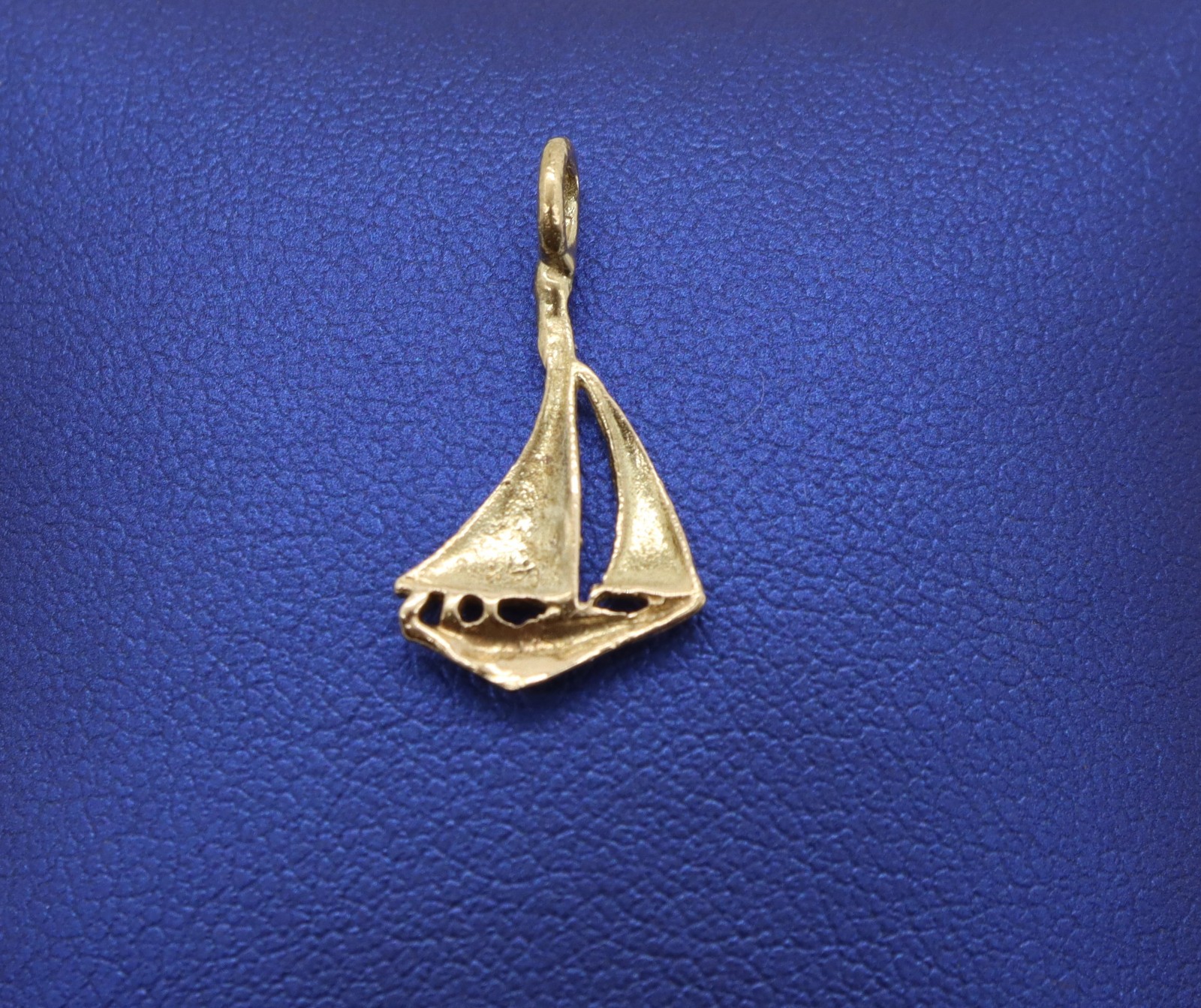 Petite 14K Yellow Gold 3/4″ Sailboat Pendant Charm 0.68 grams