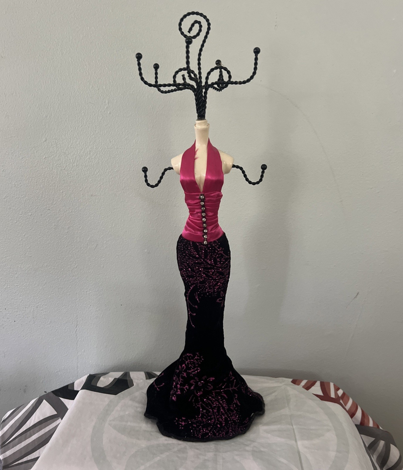Elegant Mannequin Fuchsia and black Dress necklace Jewelry box/Stand