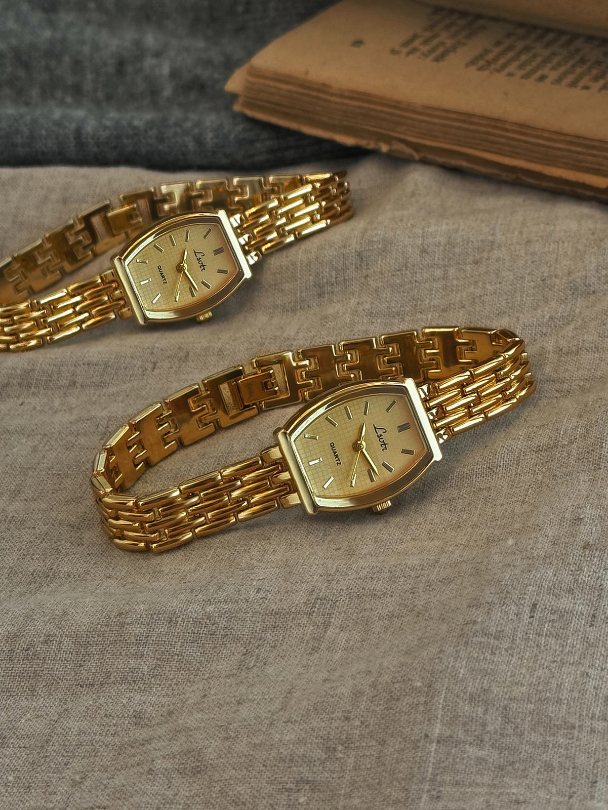 1Pc French Retro Gold Small Dial Ladies Quartz Watch Waterproof Barrel Shaped