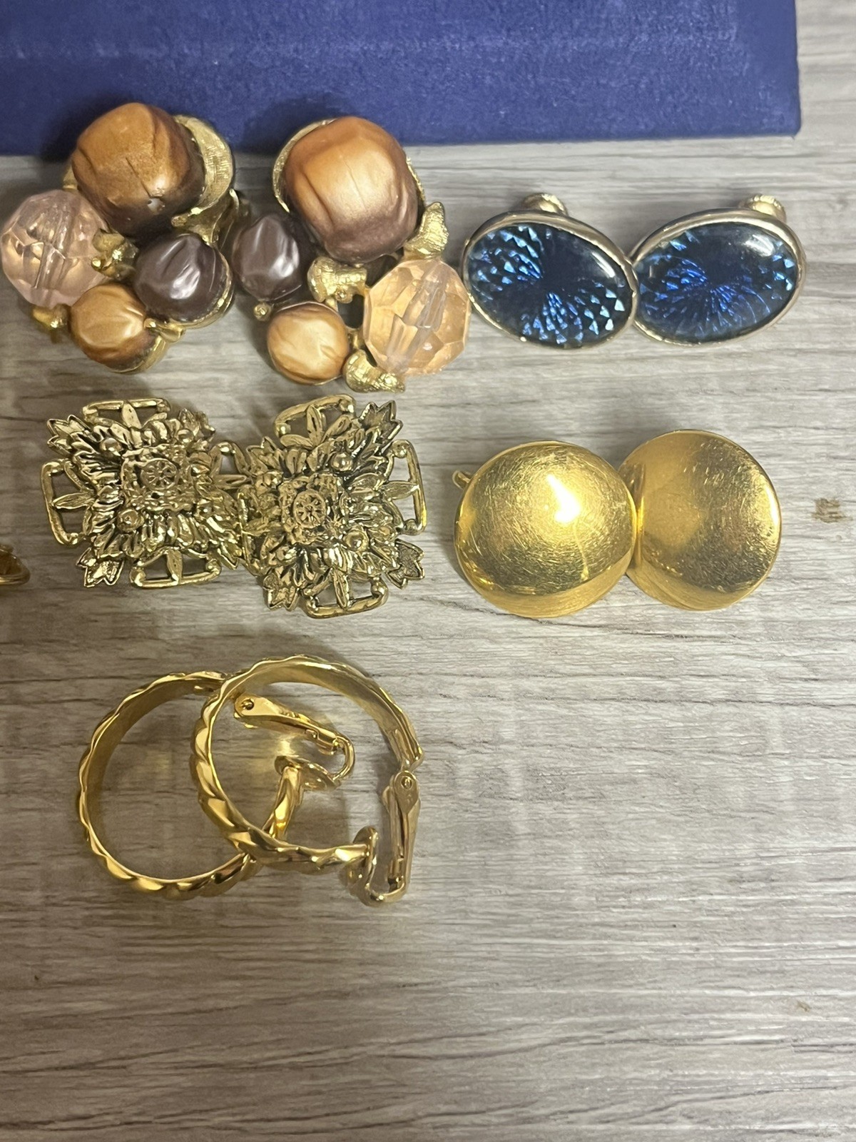 ESTATE JEWELRY 26 PAIR GOLD TONE CLIP SCREW BACK EARRINGS SIGNED/UNSIGNED