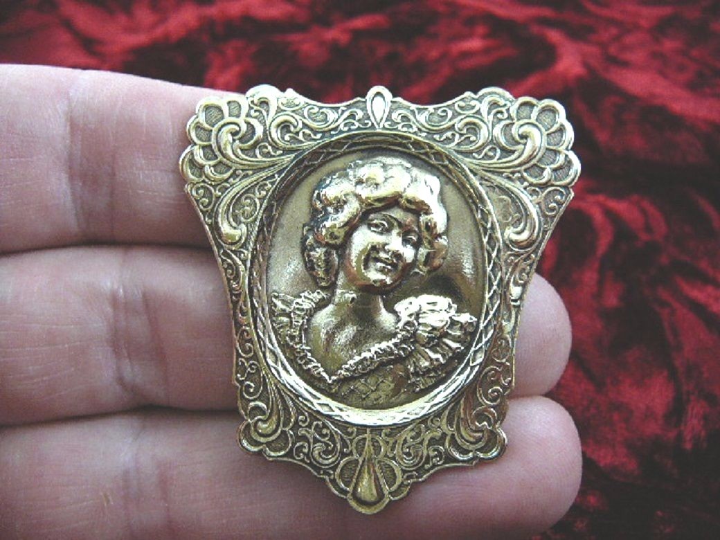 (b-wom-23) smiling Woman lady scrolled trim brass pin pendant fashion brooch