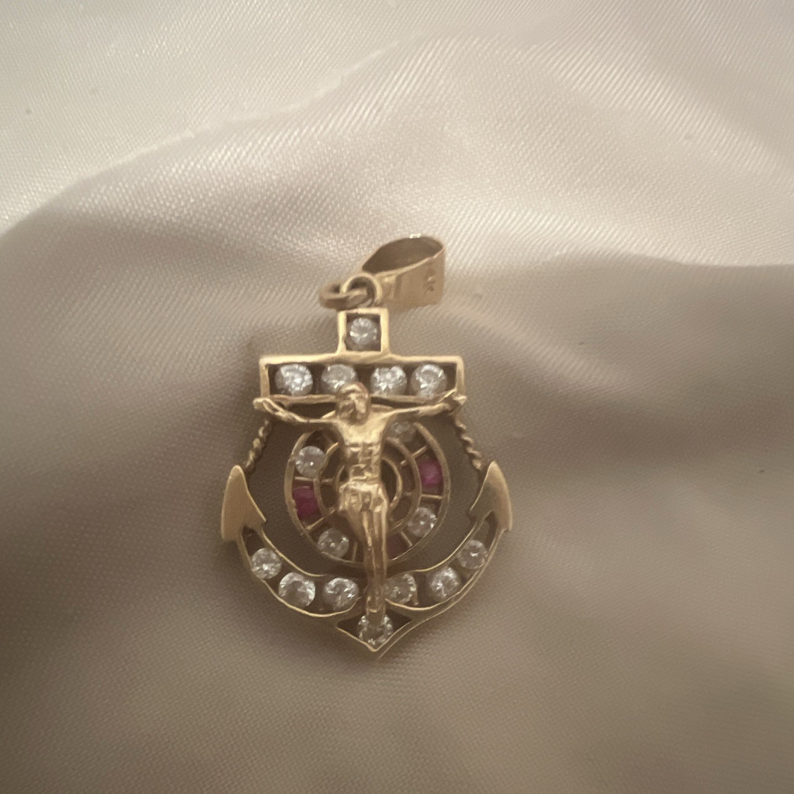 14 gold. Nautical Anchor Charm Pendant w/ Clear diamonds en ruby red. 5 grams