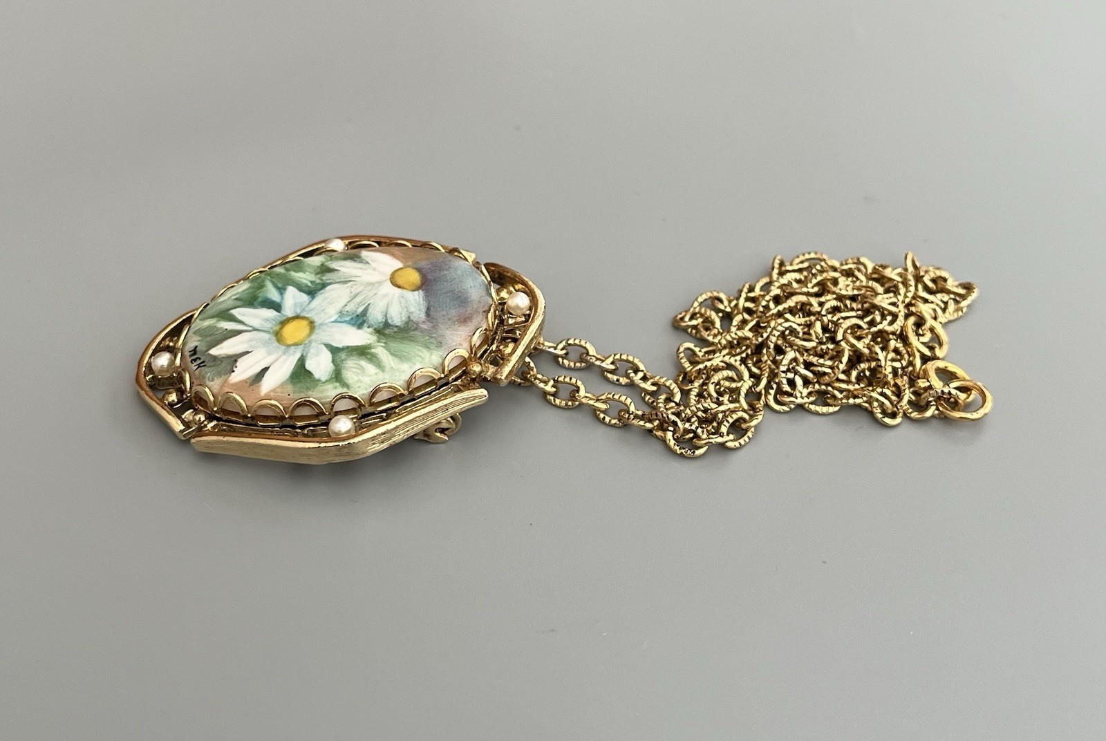 VTG Hand Painted Porcelain Daisy Cameo Brooch Pendant Necklace Gold Tone Oval 2”