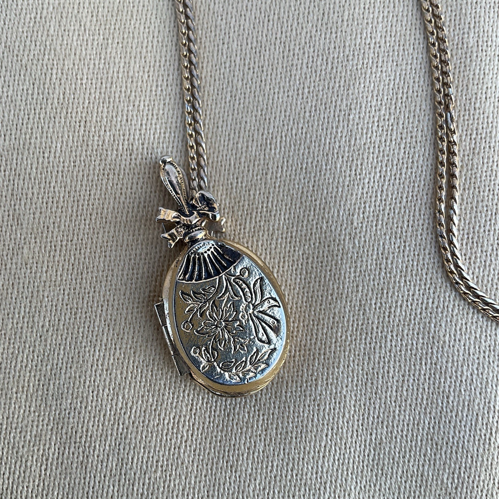 1928 Jewelry Double Photo Floral Locket 14″ Necklace Victorian Gold Tone
