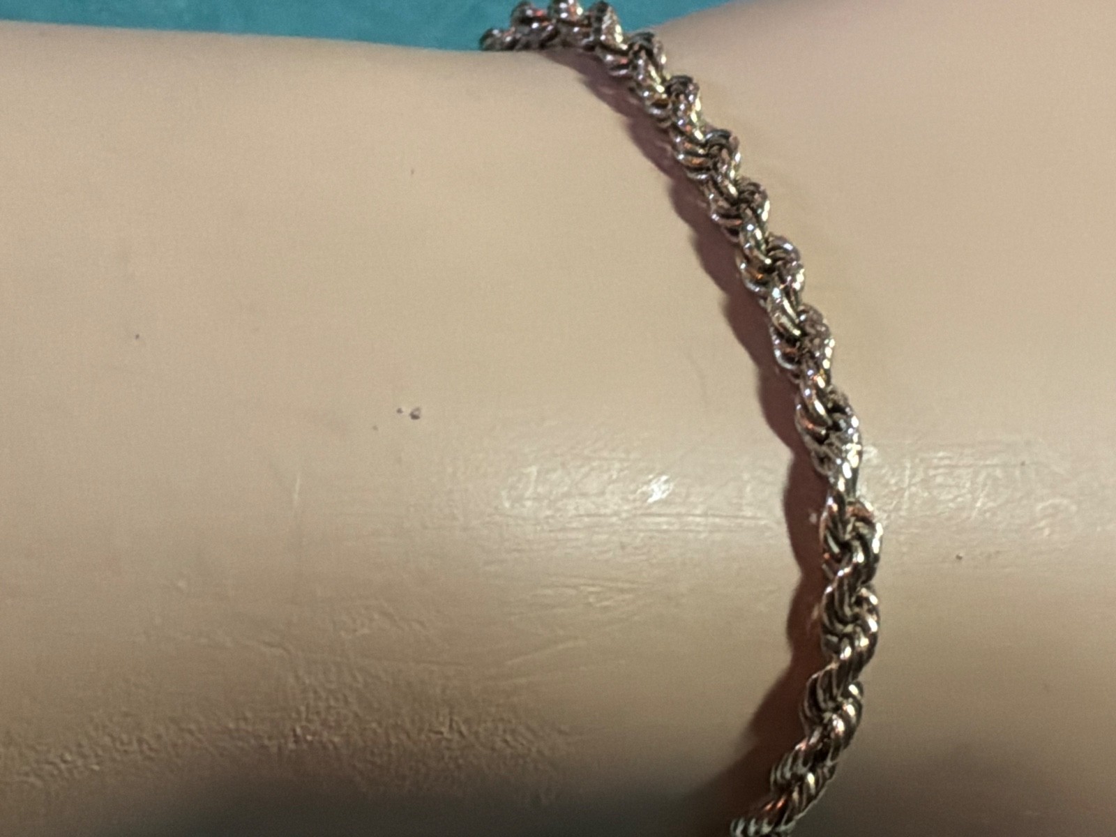 Beautiful 14 k yellow gold rope bracelet 8 inches long