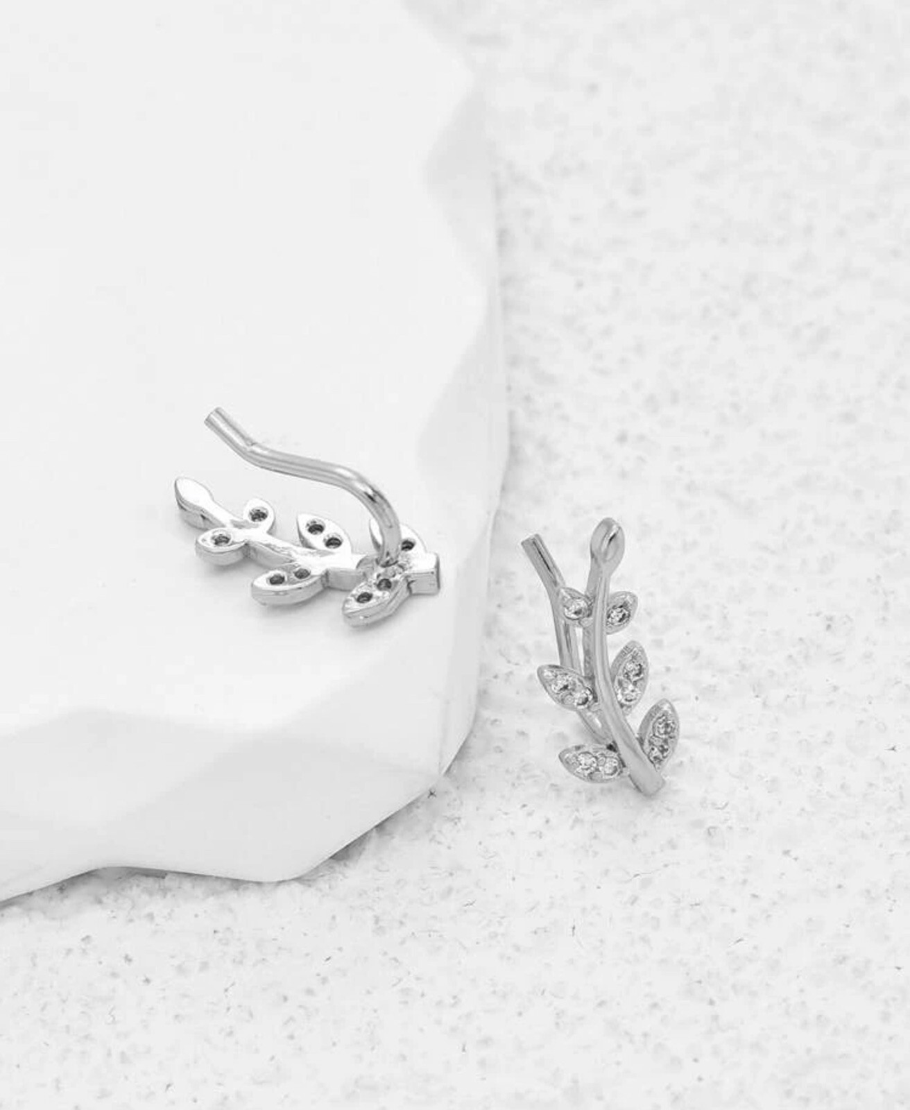 Cubic Zirconia Leaf Shape Pattern Fashion Stylish Stud Earrings (Silver) S925