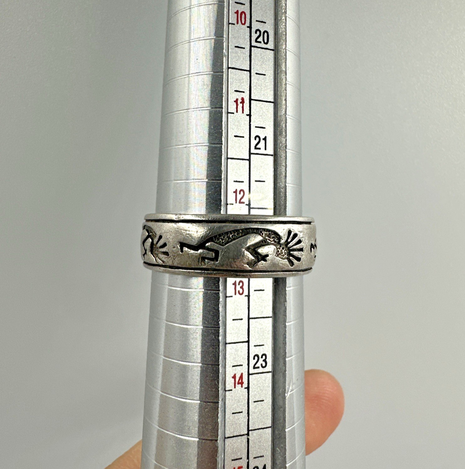 Peter Stone Sterling Silver 7.5mm Carved Kokopelli Rimmed Band Ring 925 Sz: 12.5