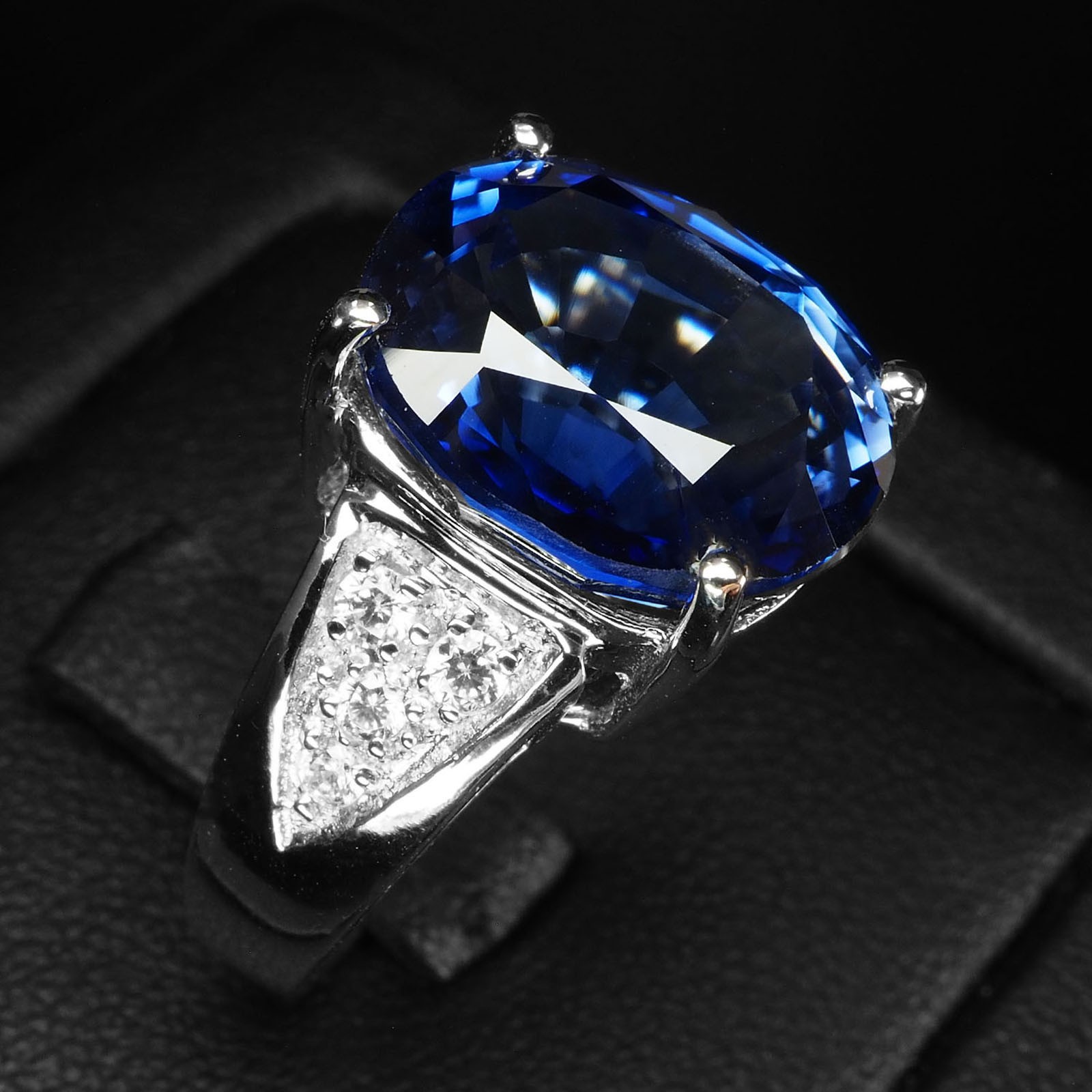 Radiant Royal Blue Sapphire Oval 11.70Ct 925 Sterling Silver White Gold Rings