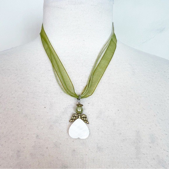 LIV PURPLE DESIGNS BY KELLY GREEN RIBBON NECKLACE WITH ANGEL CHARM NWT
