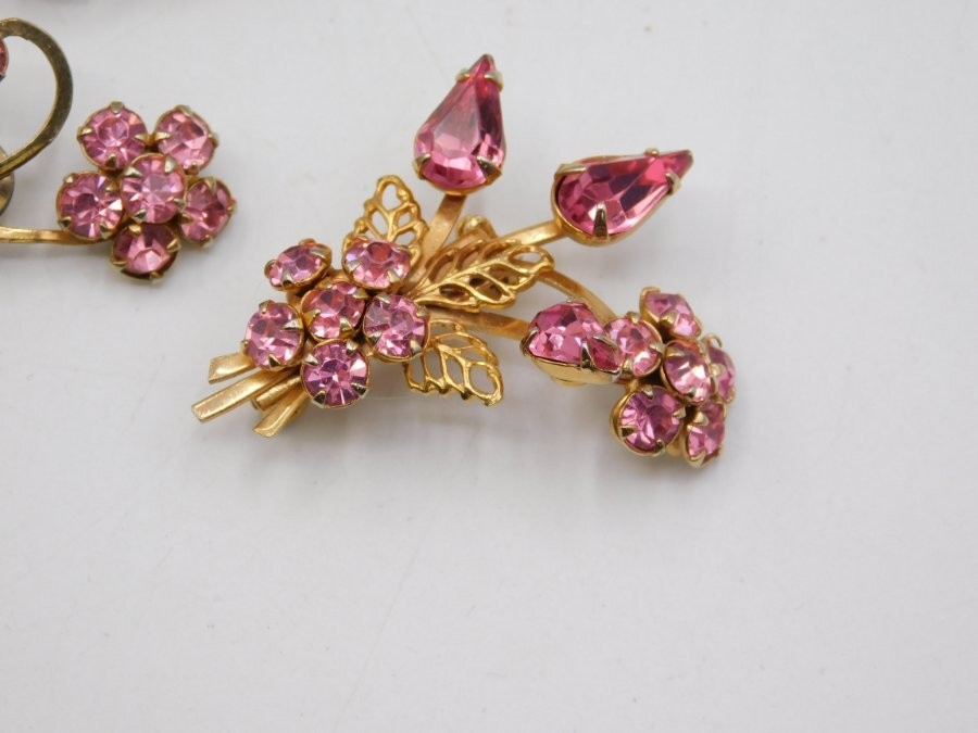 A336-VINTAGE CLIP EARRINGS/PIN~GOLD TONE/PINK STONES~FLORAL~NICE!
