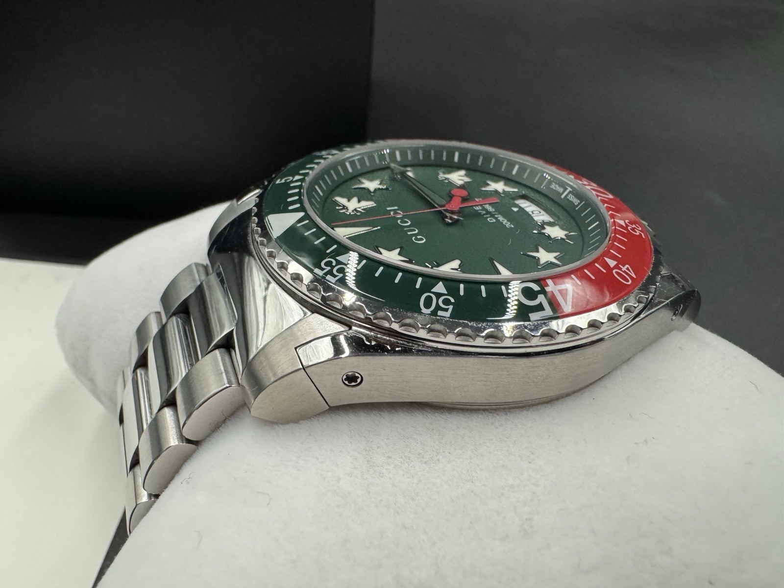 Gucci Green Red Men’s Dive Watch 136.2 YA136222 Diver Silver Christmas Holiday