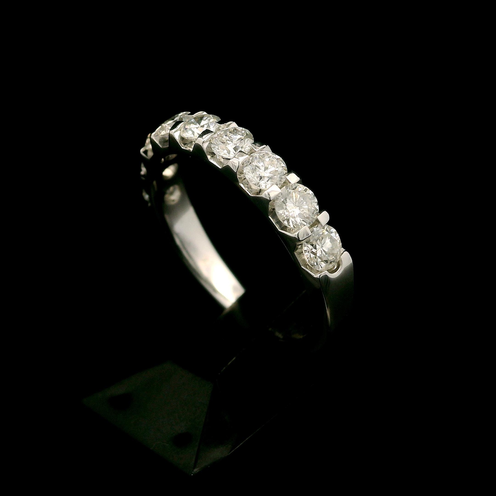 14k White Gold 0.85ctw Large Fiery White Diamond Wedding Classic Band Ring