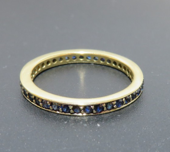 18K YG LADIES BLUE SAPPHIRE ETERNITY BAND RING SIZE 6.5 2.52 grams (G135509)