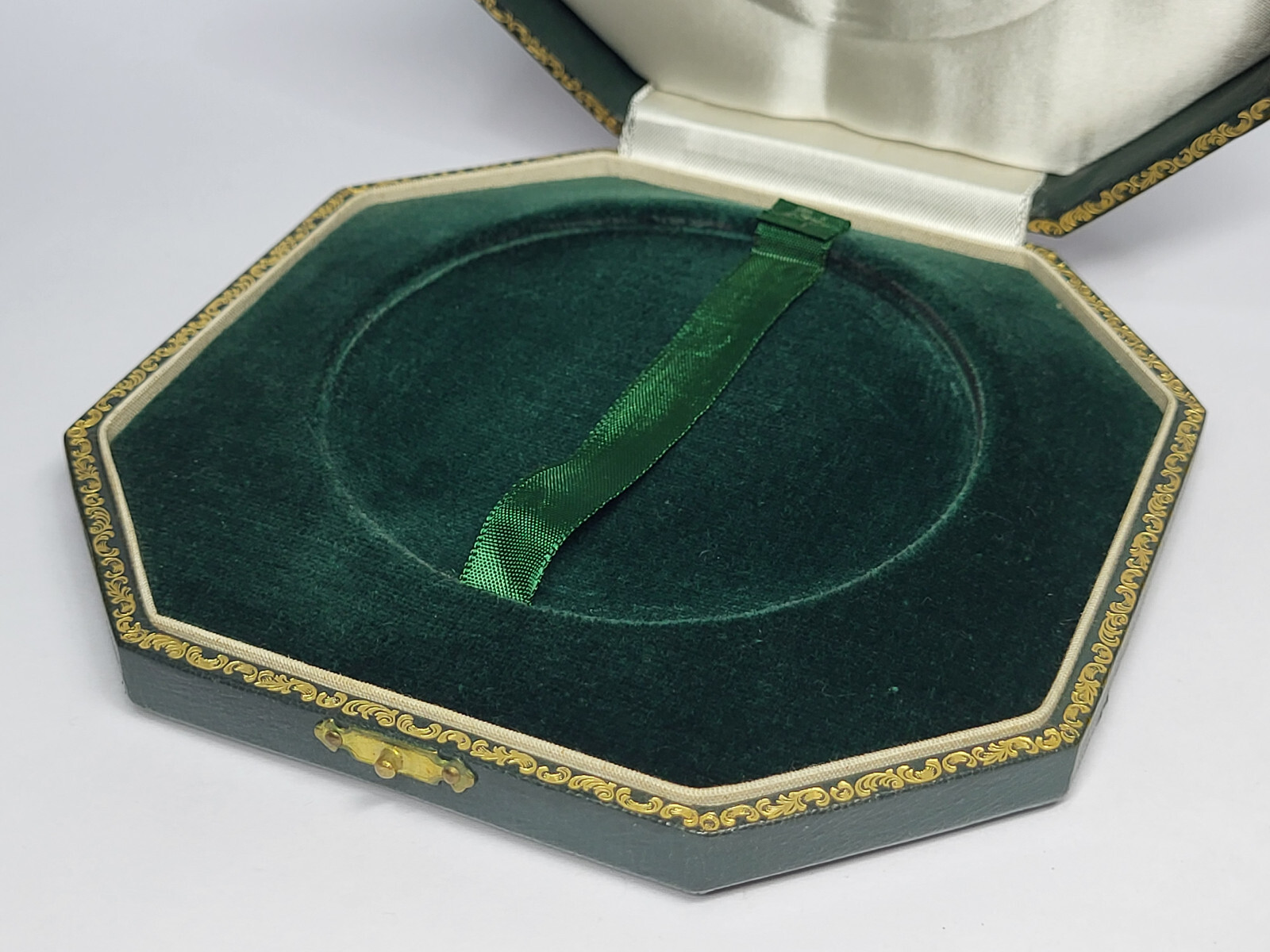 Antique Vintage Empty JEWELRY BOX for a Medal with 3 1/2 Inches in Diameter #2