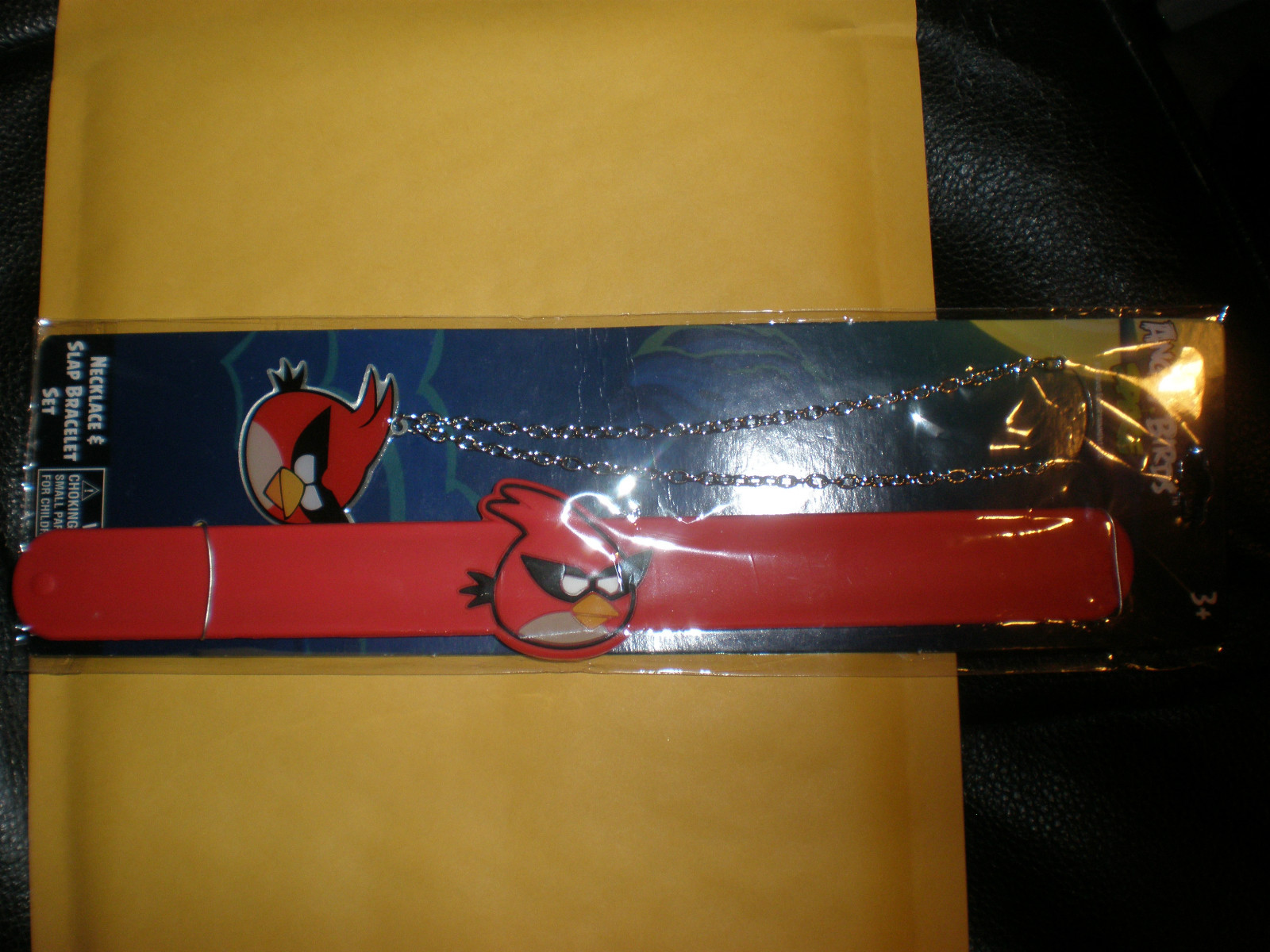 ANGRY BIRDS NECKLACE & SLAP BRACELET SET NEW IN PACKAGE