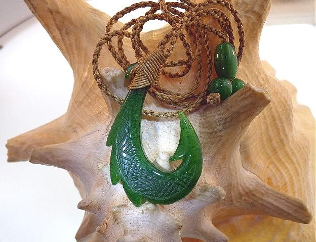 30MM HAND-CARVED GREEN JADE HAWAIIAN POLYNESIAN MAKAU SHARK FISH HOOK NECKLACE