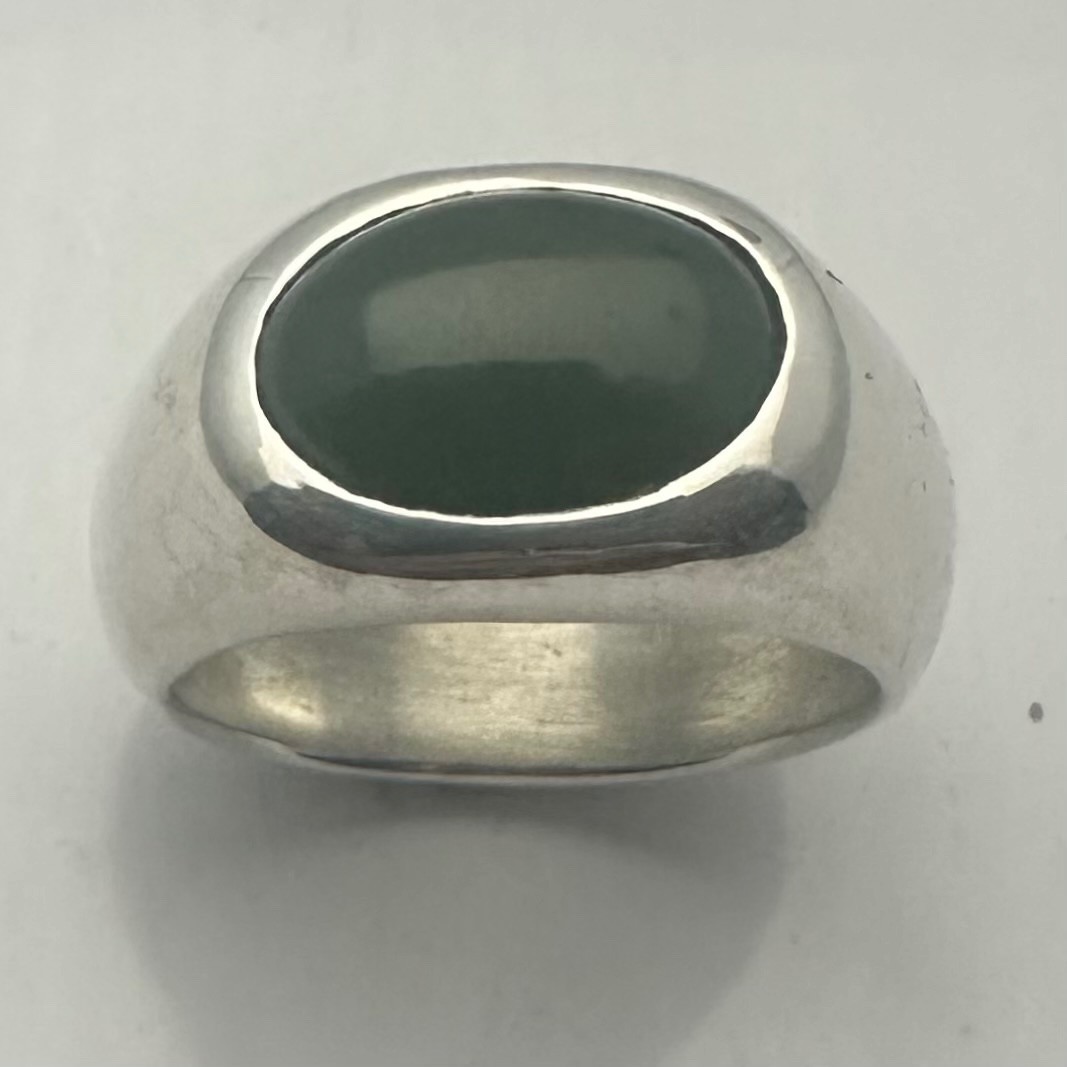 MJG STERLING SILVER MEN’S RING. 14 x 10mm OVAL GENUINE JADE. SZ 10. 18 GRAMS