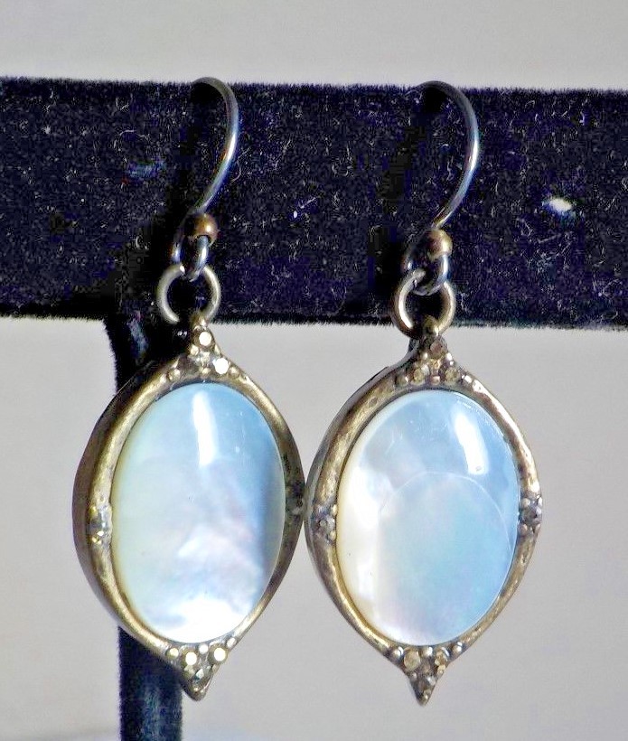 TWO TONE METAL OVAL HOOK ON EARRINGS WITH MOTHER OF PEARL DECOR 1.5″ X 5/8″