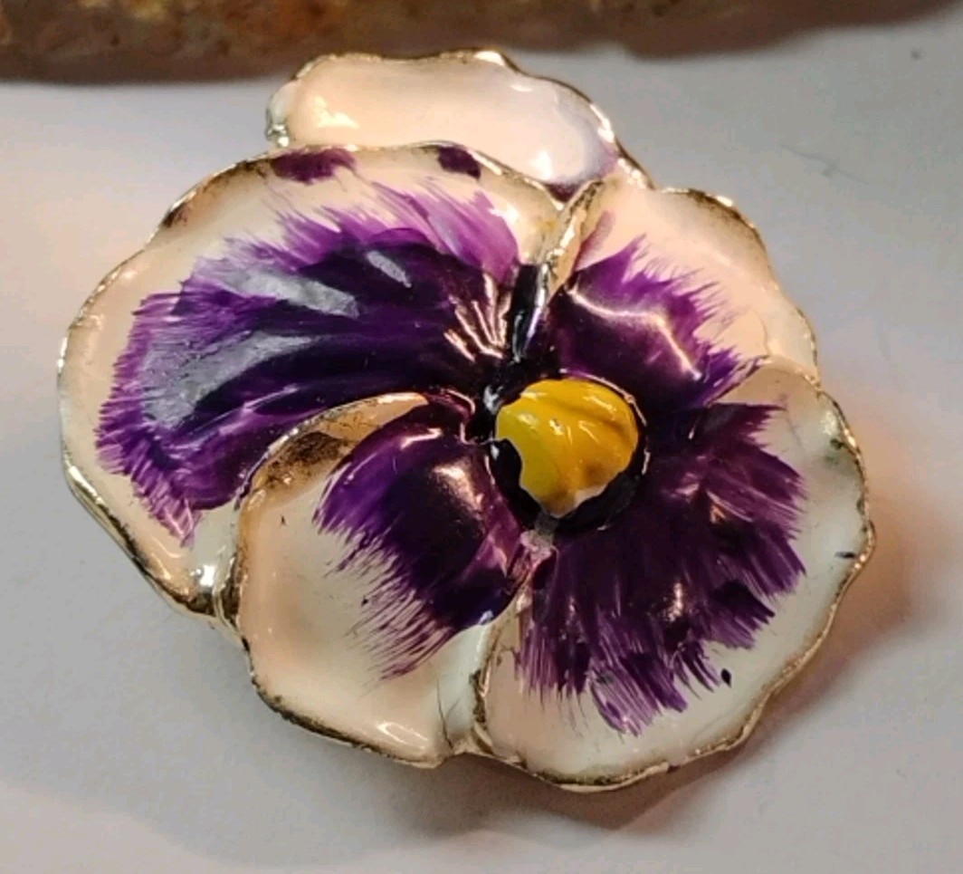 Adorable! Vtg Golden Gilt 1″ Ceramic/Enamel Hand Painted Pansy Flower Pin!