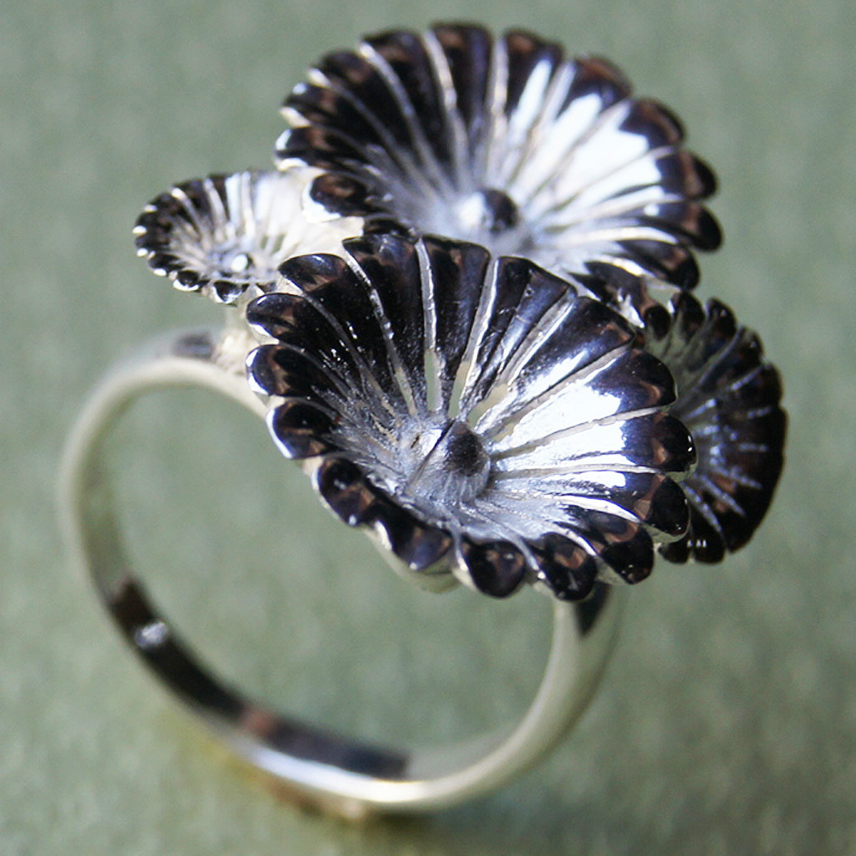 Available in sizes 6 7 8 9 Ring valuable to the recipient flower silver nice