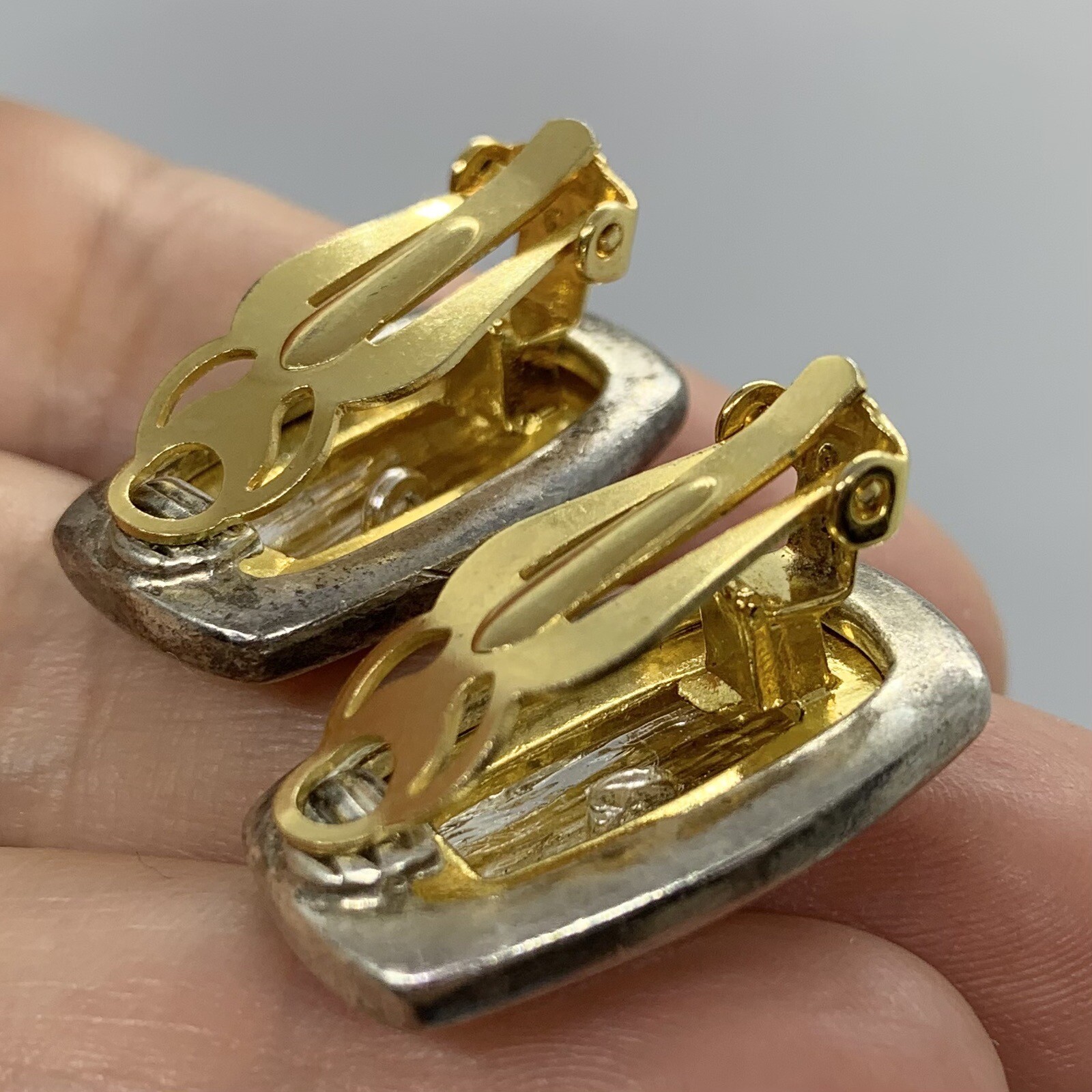 VTG CHIC SATIN BRUSHED SILVER GOLD PEBBLED STUDDED RECTANGULAR EARRINGS CLIP-ON