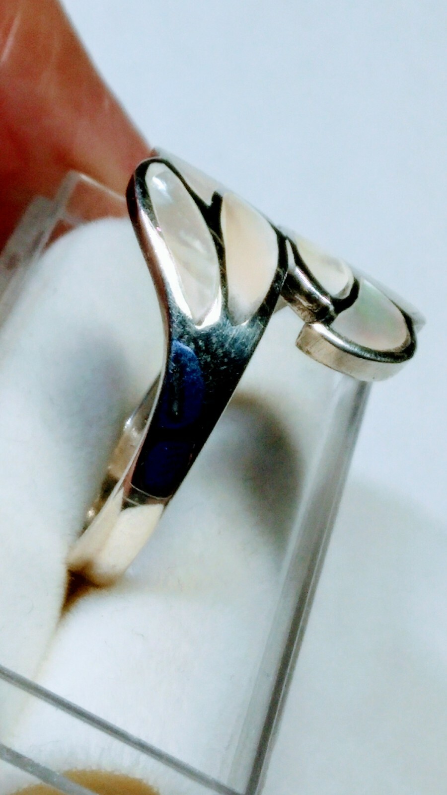 FETCHING STERLING SILVER .925 WITH MOP INLAYS DESIGNER RING IN SIZE 9.0-9.25