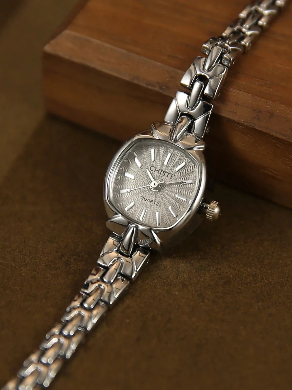 Dainty Silver Vintage Style Watch Women Elegant Lightweight Bracelet Watch Gift