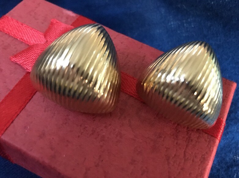BOLD RETRO Gold Tone Triangle shape Approx 1” Clip On Earrings