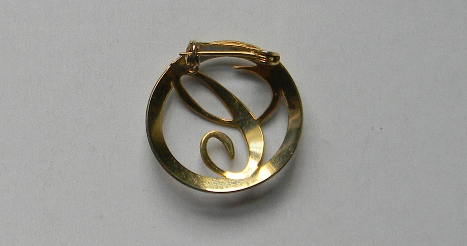 Fashion – Broach / Pin 1.25″ x 1.25″ Gold-Tone Letter – C – 27